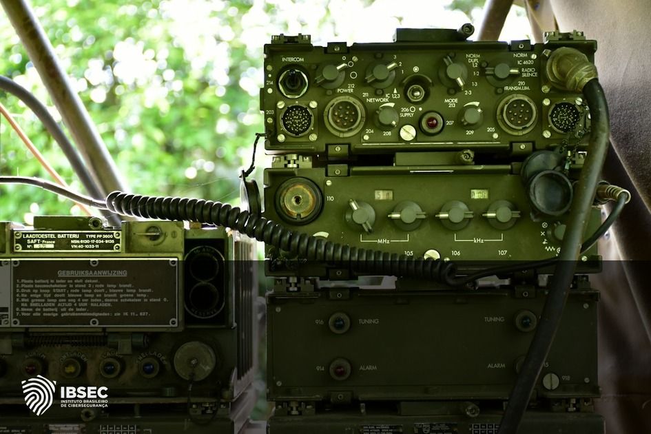 IA na Segurança de Mensagens Militares: Impactos Comerciais