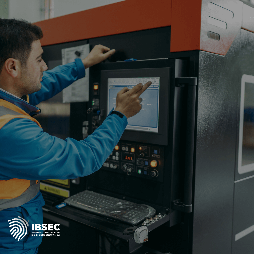 A imagem mostra um trabalhador industrial, vestindo um colete de segurança azul com detalhes em laranja, operando uma máquina CNC (Controle Numérico Computadorizado). Ele está interagindo com uma tela de controle da máquina, ajustando configurações. No canto inferior esquerdo, há o logotipo do IBSEC (Instituto Brasileiro de Cibersegurança), sugerindo a relação entre segurança industrial e cibersegurança.