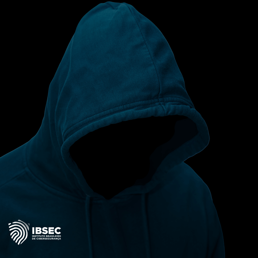 Homem sem rosto vestindo um moletom com capuz azul escuro em um fundo preto. No canto inferior esquerdo, está o logotipo do IBSEC - Instituto Brasileiro de Cibersegurança.