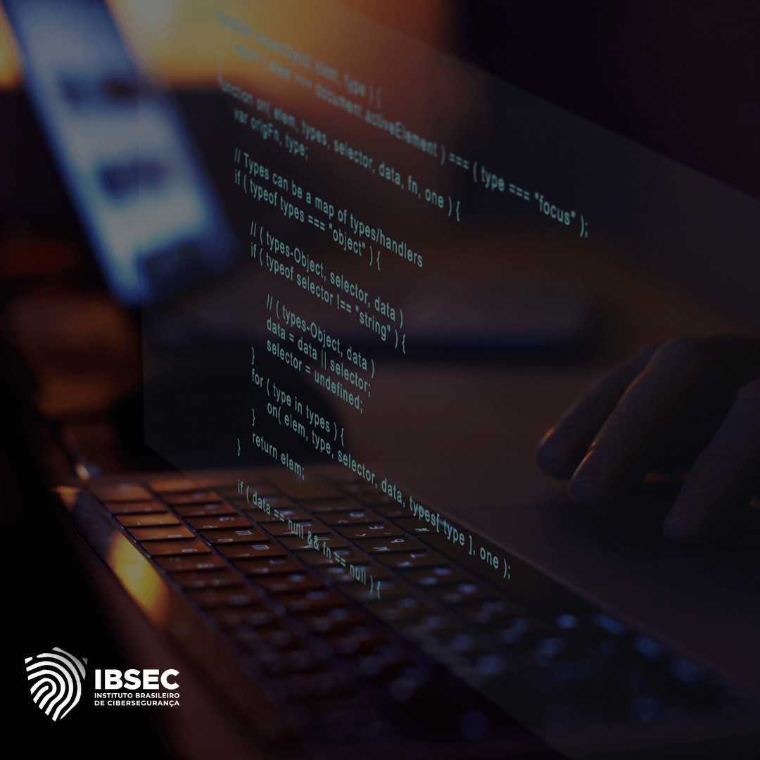 Pessoa digitando código em um laptop, com um reflexo na tela mostrando linhas de código em uma linguagem de programação. No canto inferior esquerdo, o logotipo do IBSEC (Instituto Brasileiro de Cibersegurança) é visível.