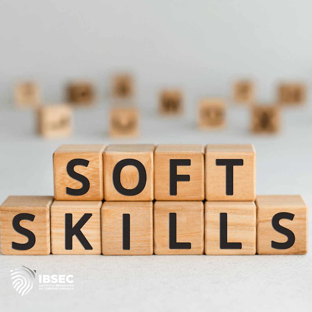 Blocos de madeira empilhados formando as palavras "SOFT SKILLS" em destaque. Ao fundo, outros blocos desfocados. No canto inferior esquerdo, está o logotipo do IBSEC, Instituto Brasileiro de Cibersegurança.