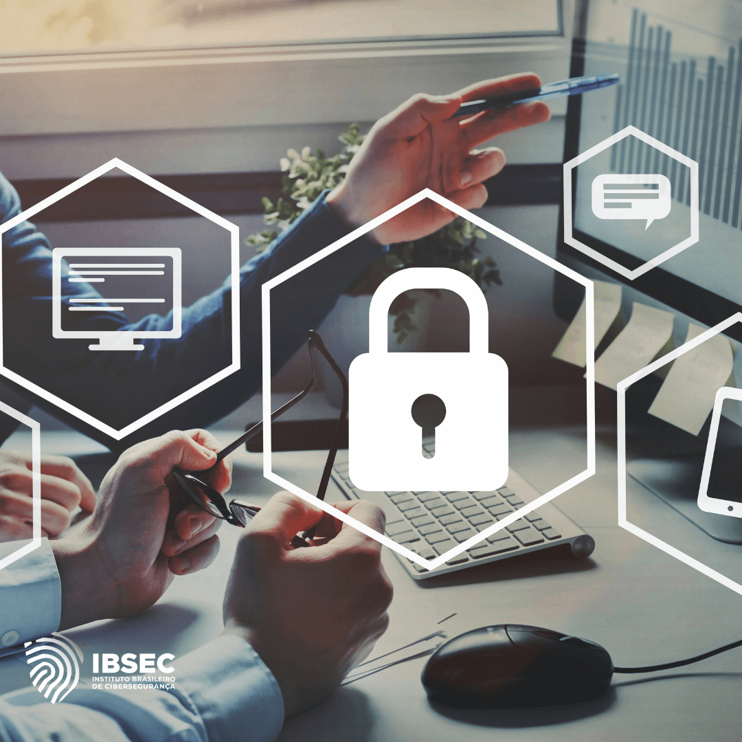 Imagem de uma reunião de trabalho, onde duas pessoas estão discutindo em frente a um computador, representando um conceito de cibersegurança. Ícones de cadeado, computador, smartphone e comunicação estão sobrepostos, destacando a proteção de dados e a segurança digital. No canto inferior esquerdo, o logo do IBSEC - Instituto Brasileiro de Cibersegurança.