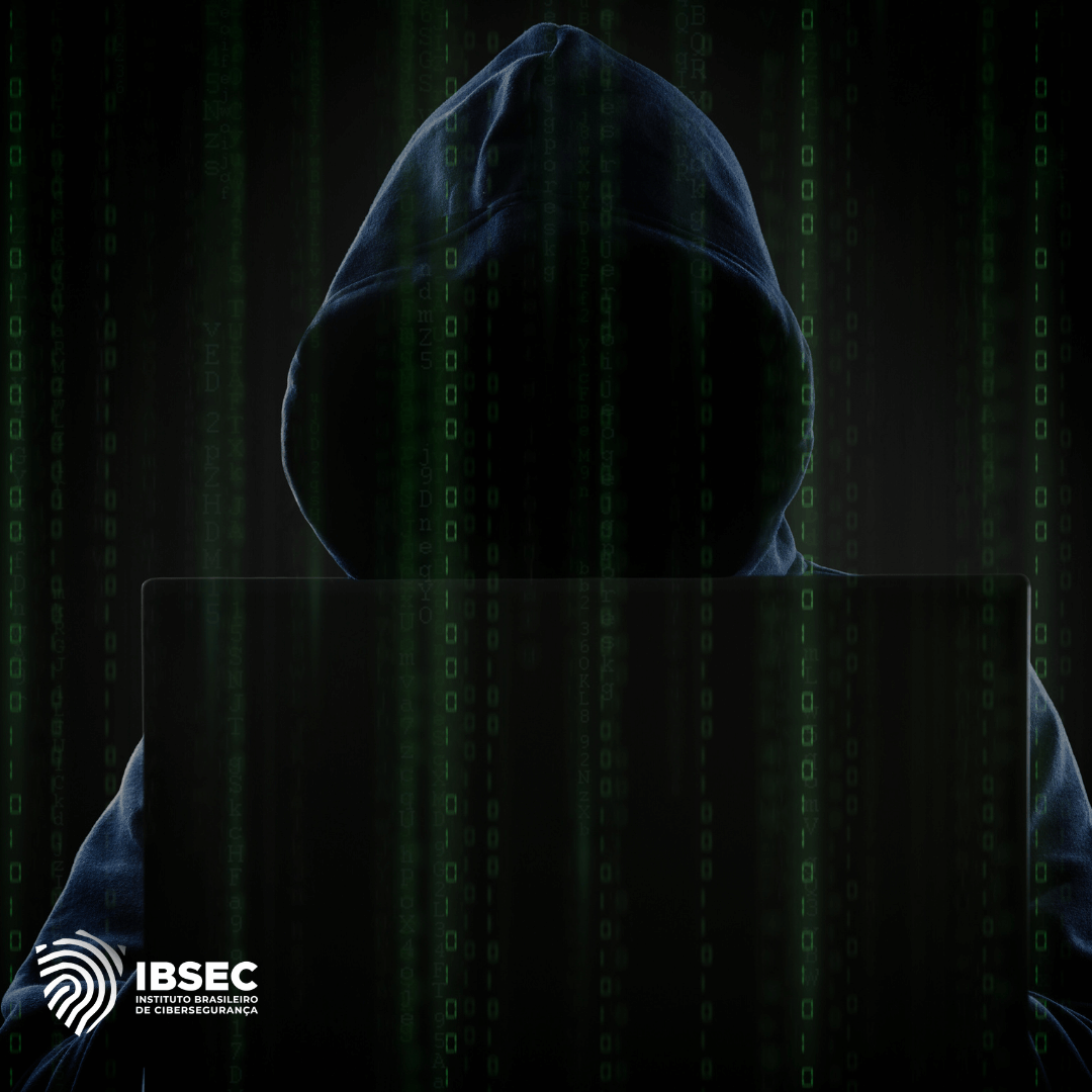 Imagem de uma figura sombria vestindo um capuz, representando um hacker, com um fundo de códigos binários em verde. O logotipo do IBSEC (Instituto Brasileiro de Cibersegurança) está localizado no canto inferior esquerdo da imagem.