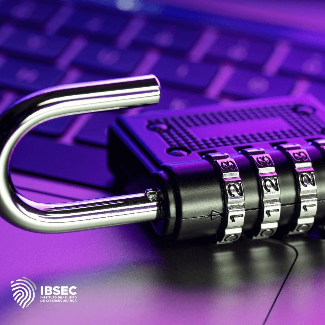 Imagem de um cadeado de combinação aberto sobre um teclado de computador, representando vulnerabilidade ou quebra de segurança cibernética. O logotipo do IBSEC, Instituto Brasileiro de Cibersegurança, está localizado no canto inferior esquerdo. A imagem utiliza uma paleta de cores em tons de roxo e azul, transmitindo uma sensação de risco e alerta no contexto digital.