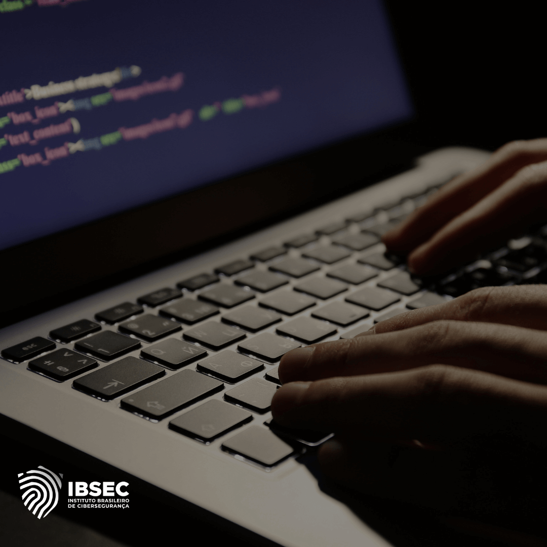 Mãos digitando em um teclado de notebook com linhas de código na tela. No canto inferior esquerdo, está o logotipo do Instituto Brasileiro de Cibersegurança (IBSEC).