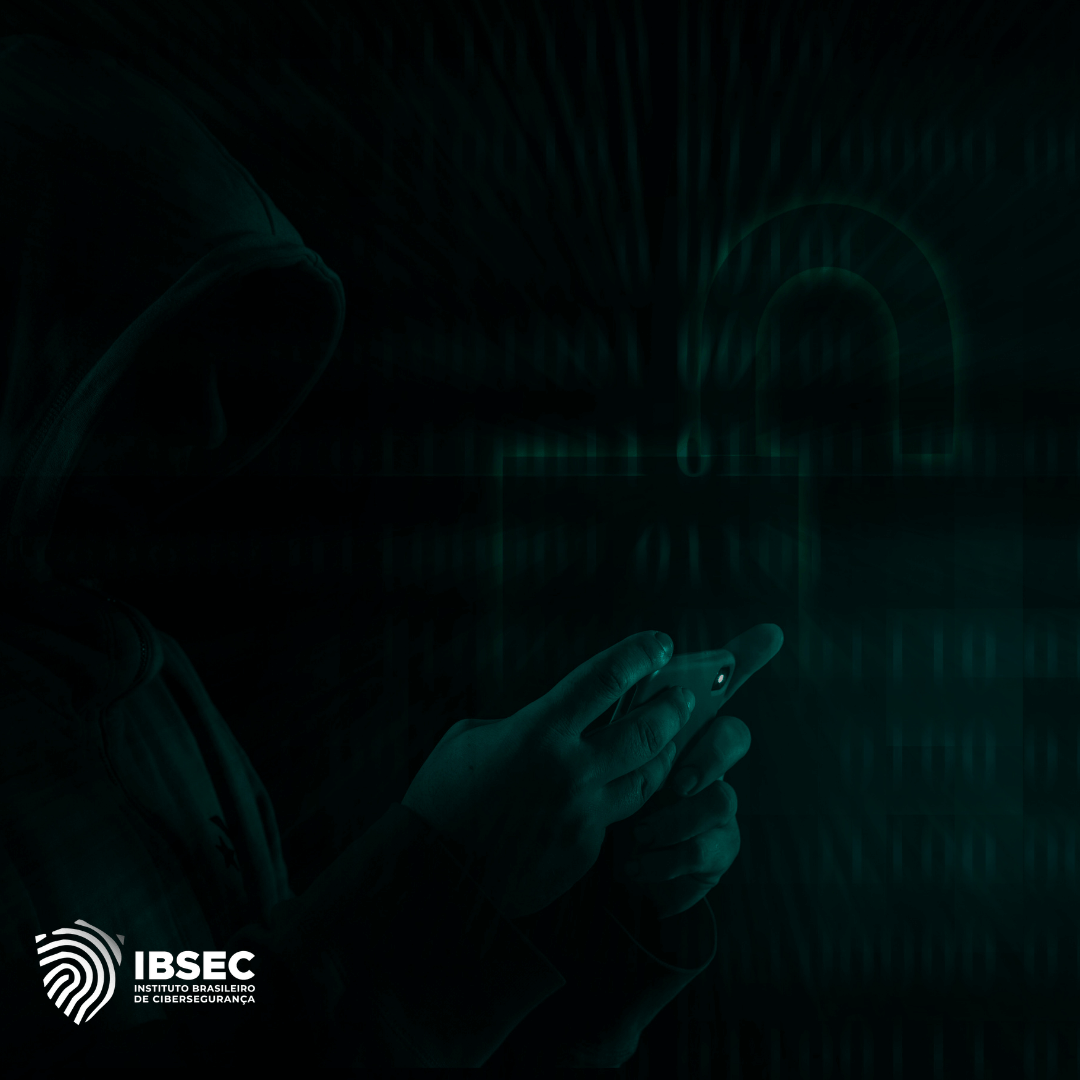 Imagem de uma pessoa encapuzada segurando um smartphone em um ambiente escuro, sugerindo a representação de um hacker ou atividade maliciosa. O fundo é composto por números binários e um ícone de cadeado aberto, simbolizando vulnerabilidade ou quebra de segurança. A imagem evoca a ideia de ataques cibernéticos, invasão de sistemas ou roubo de dados. No canto inferior esquerdo, está o logotipo do IBSEC (Instituto Brasileiro de Cibersegurança). O cenário enfatiza ameaças digitais e a importância de medidas de segurança cibernética.