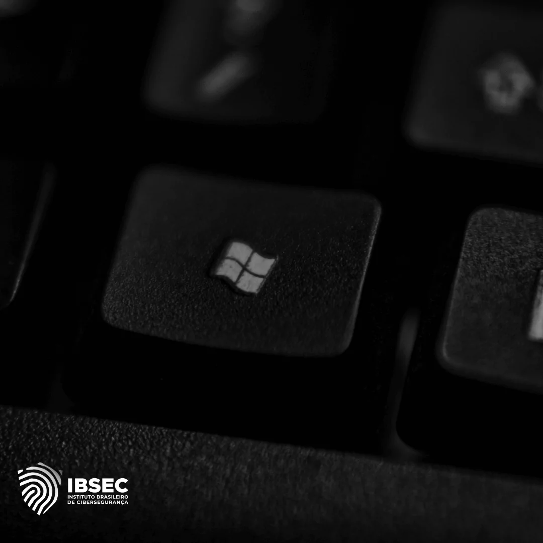 Tecla do Windows em um teclado preto, com o logotipo do Instituto Brasileiro de Cibersegurança (IBSEC) no canto inferior esquerdo da imagem.