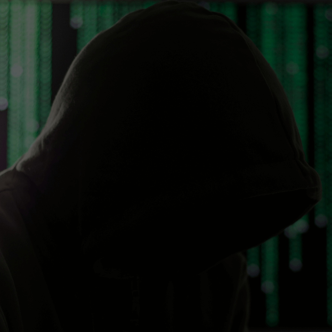 Uma sombra de um capuz preto emanando a imagem de um hacker